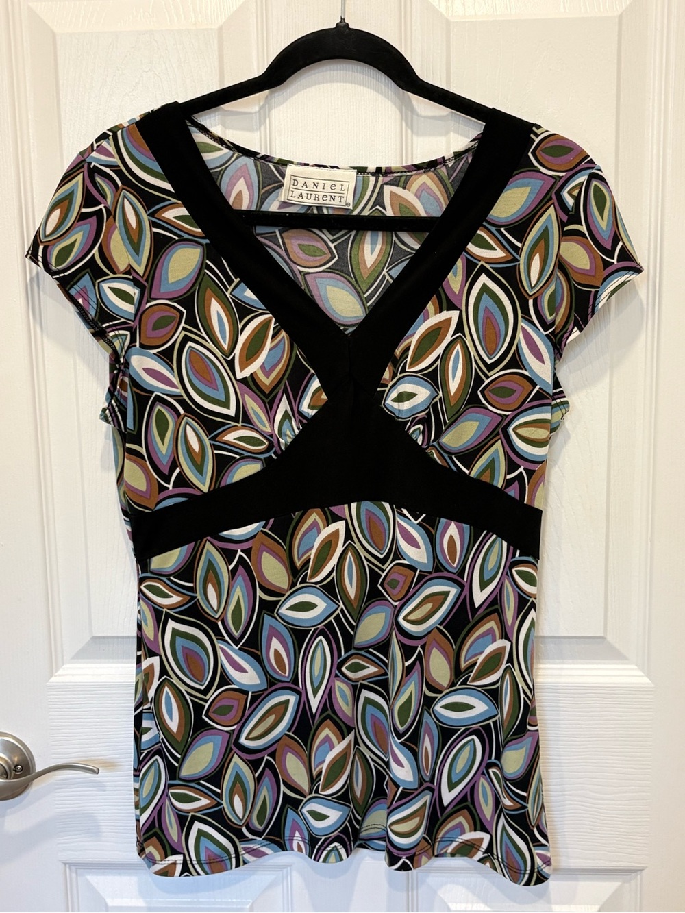 VTG Daniel Laurent multicolor Leaf-Print V-Neck Top - Black Trim. #1008